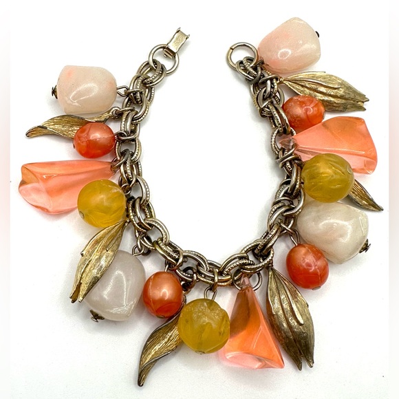 Vintage 1960s Chunky Lucite Bead and Gold Leaf Charm Bracelet - Picture 6 of 12